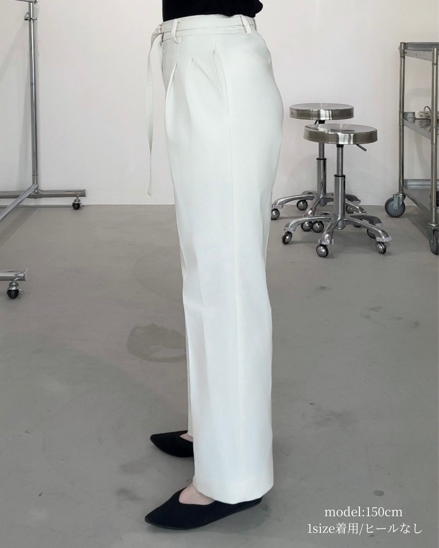 美脚見えタックワイドストレートパンツ