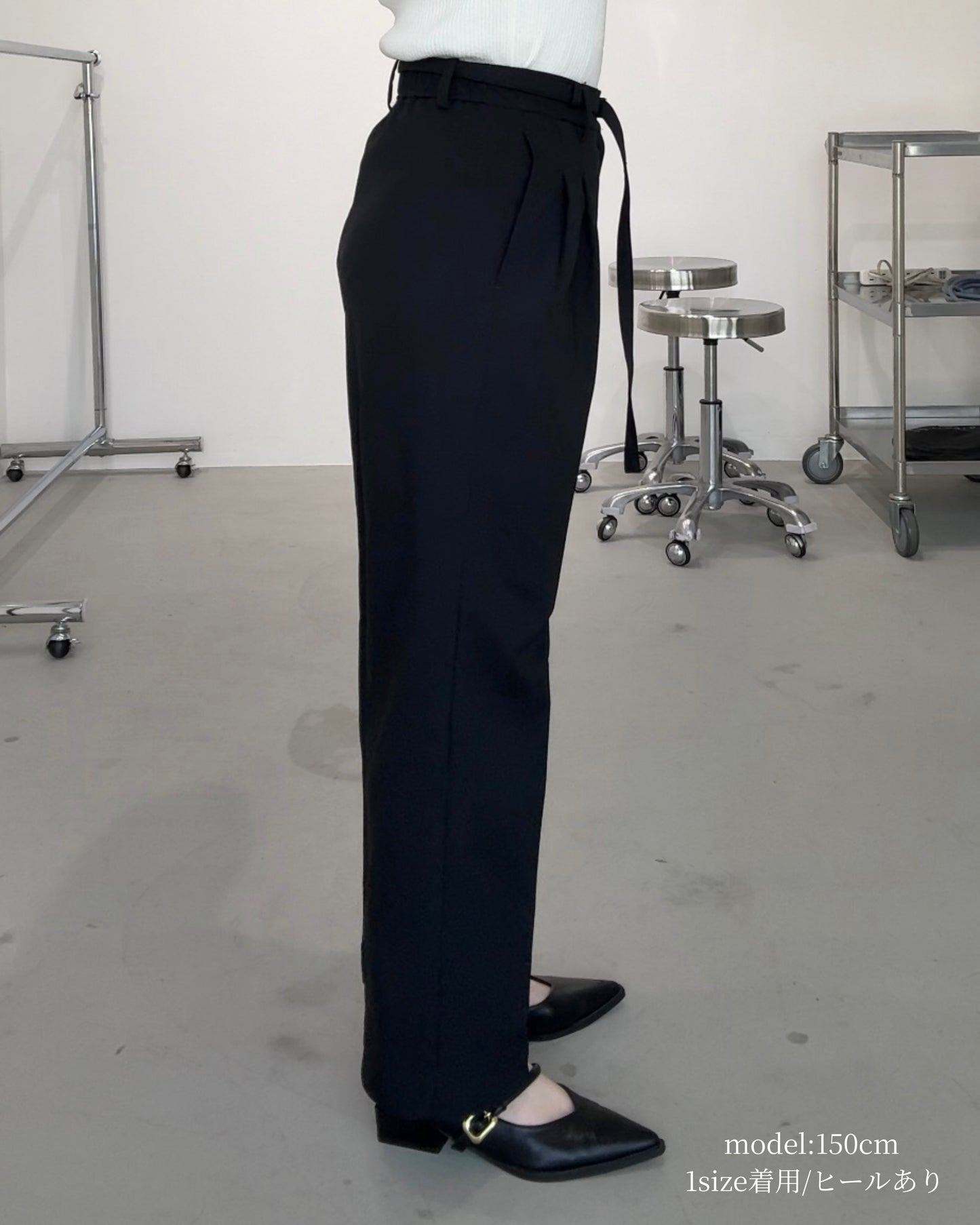 美脚見えタックワイドストレートパンツ