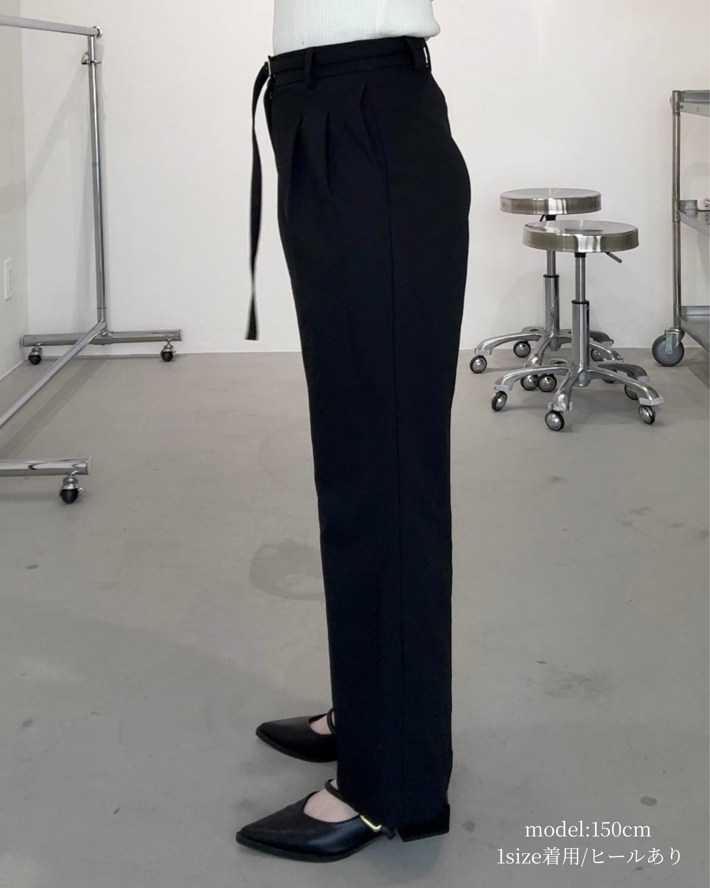 美脚見えタックワイドストレートパンツ