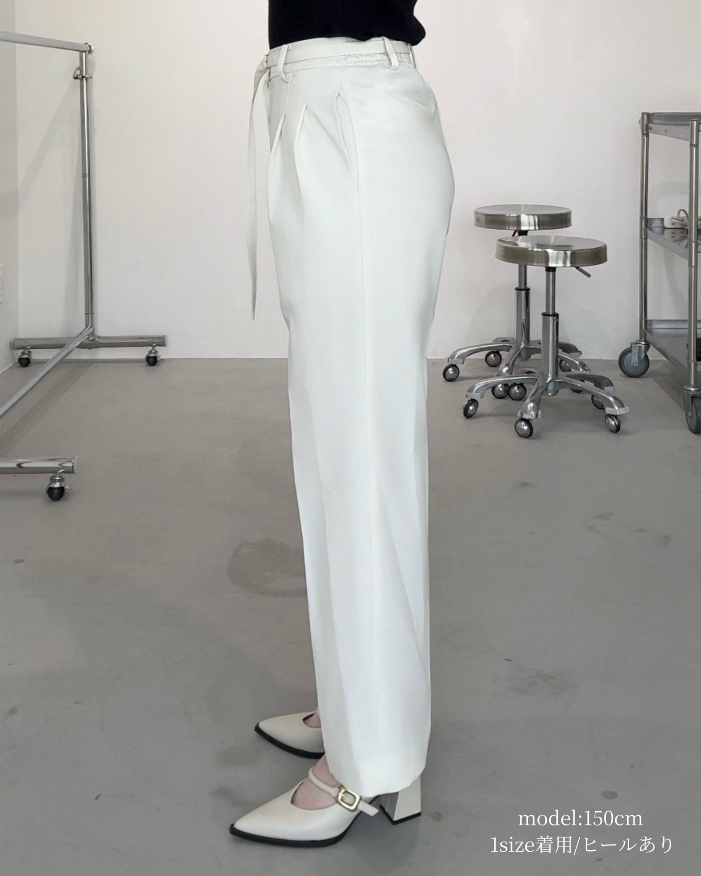 美脚見えタックワイドストレートパンツ