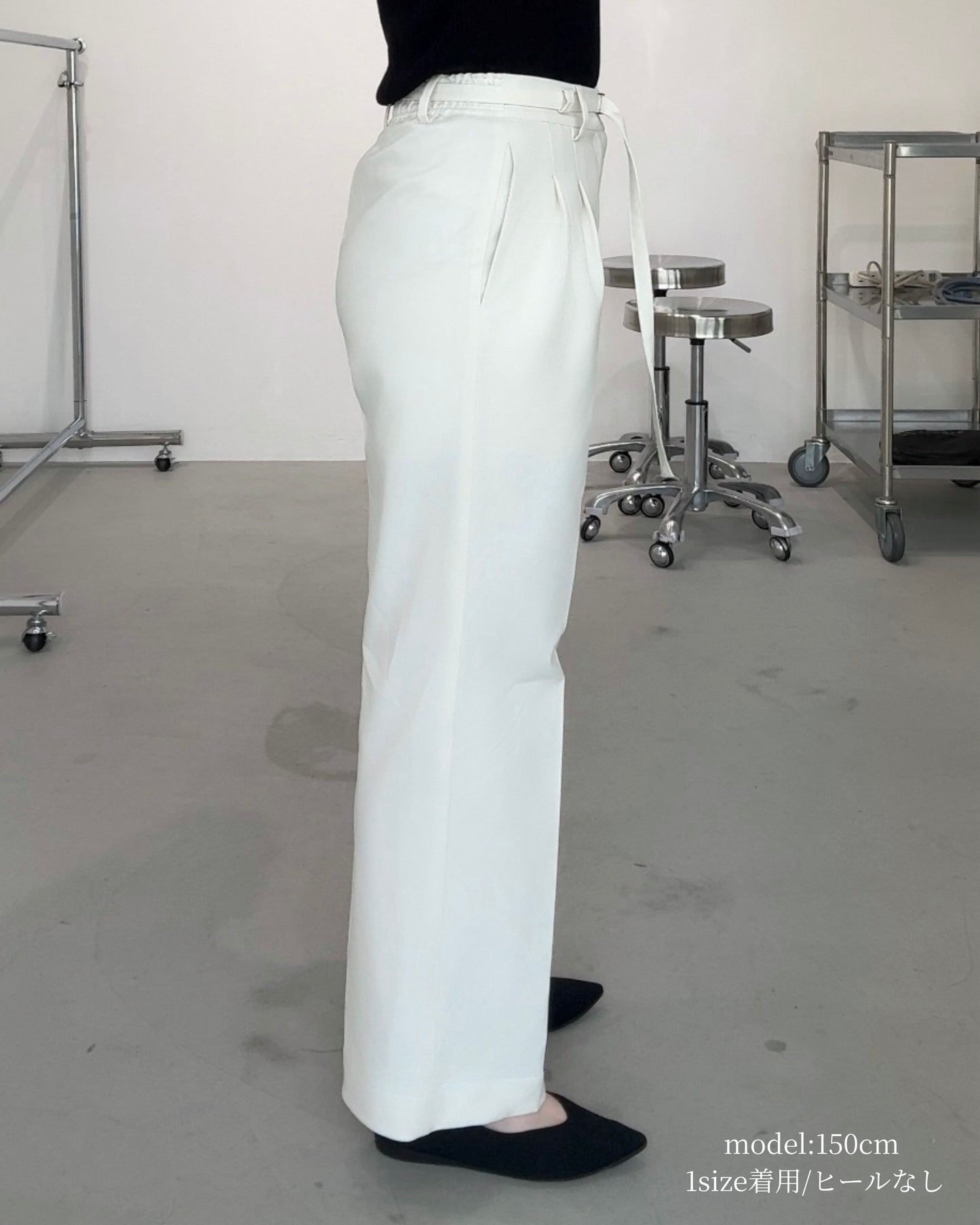 美脚見えタックワイドストレートパンツ